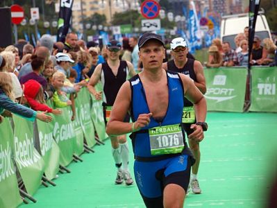 Zawodnik Grzegorz Perzyński przed etapem pływackim na zawodach triathlonowych
