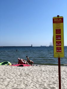 znaki informacyjne wraz z boją na plaży Gdynia Śródmieście