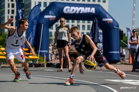 Zawodnicy grający w koszykówke podczas turnieju 3x3 Gdynia