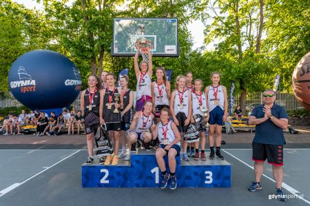 Zwycięzcy turnieju koszykarskiego na podium