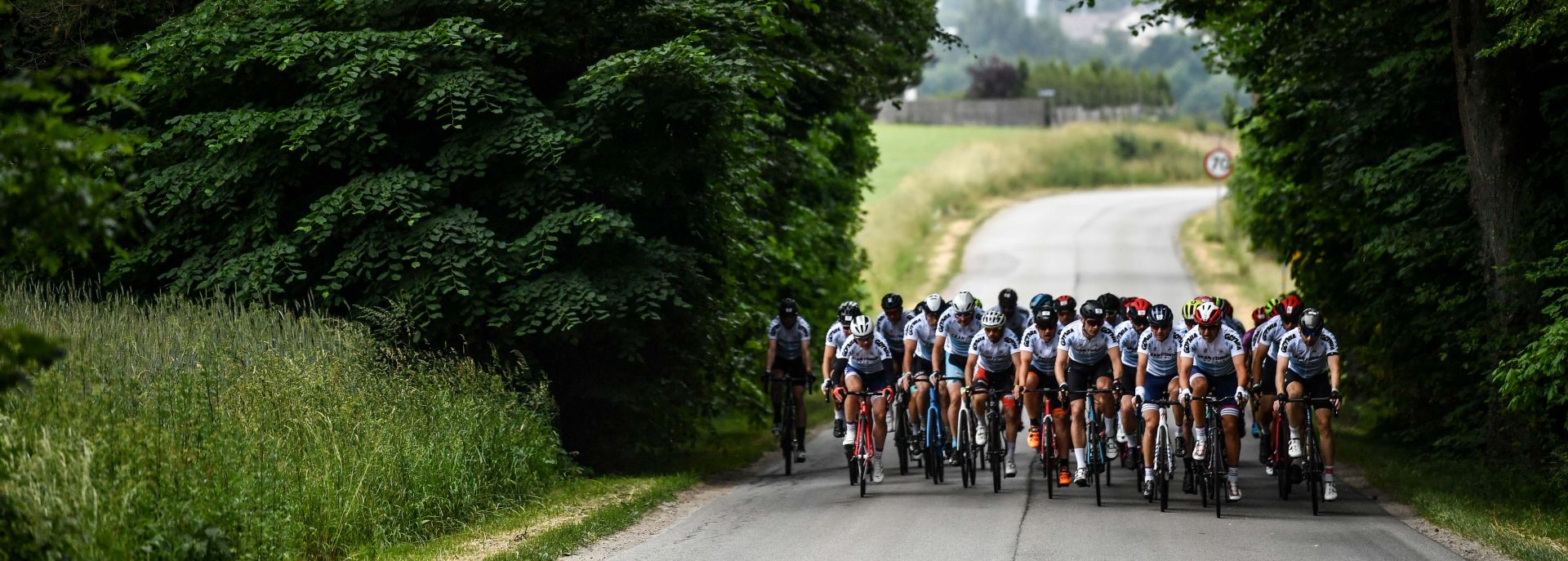 Kolarze jadący w wyściugu ulicznym