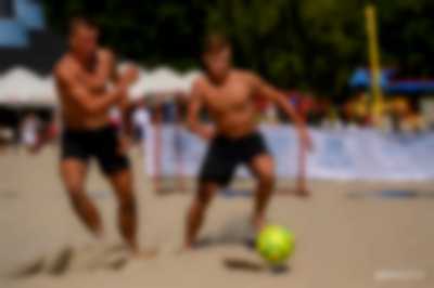 zawodnicy grający w beach soccera 