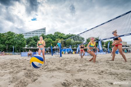 Siatkarze grający mecz podczas turnieju Aktywna Plaża 2021