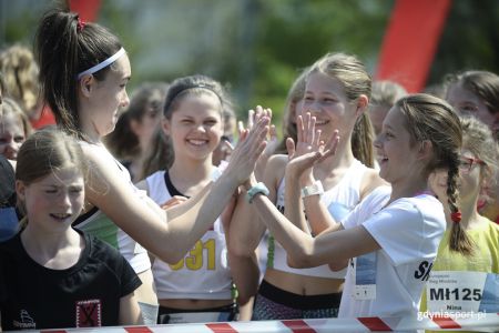 Dziewczynki podczas zawodów biegowych