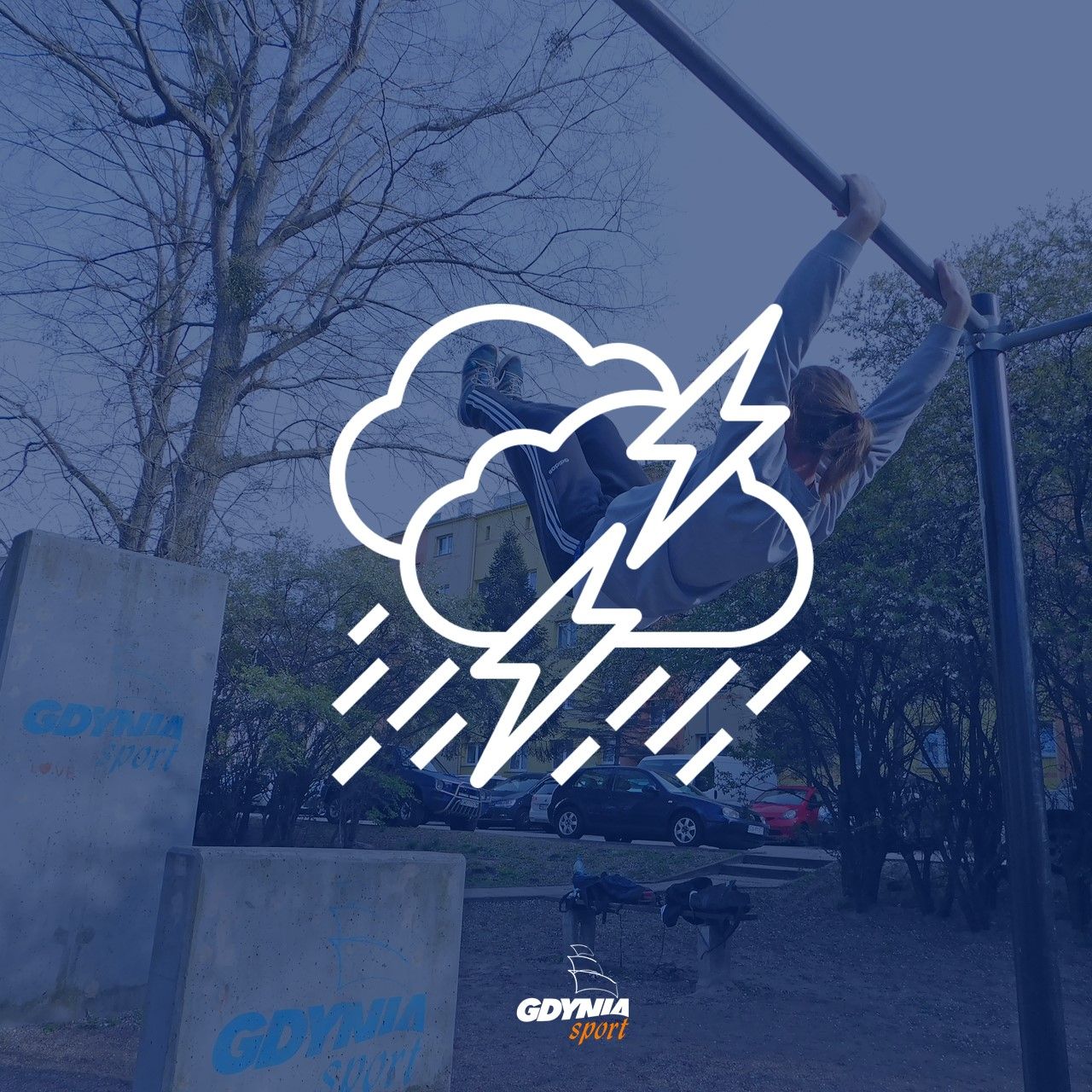 grafika z chmurą i deszczem na zdjęciu z dziewczynką uprawiającą parkrun przykryte niebieską aplą