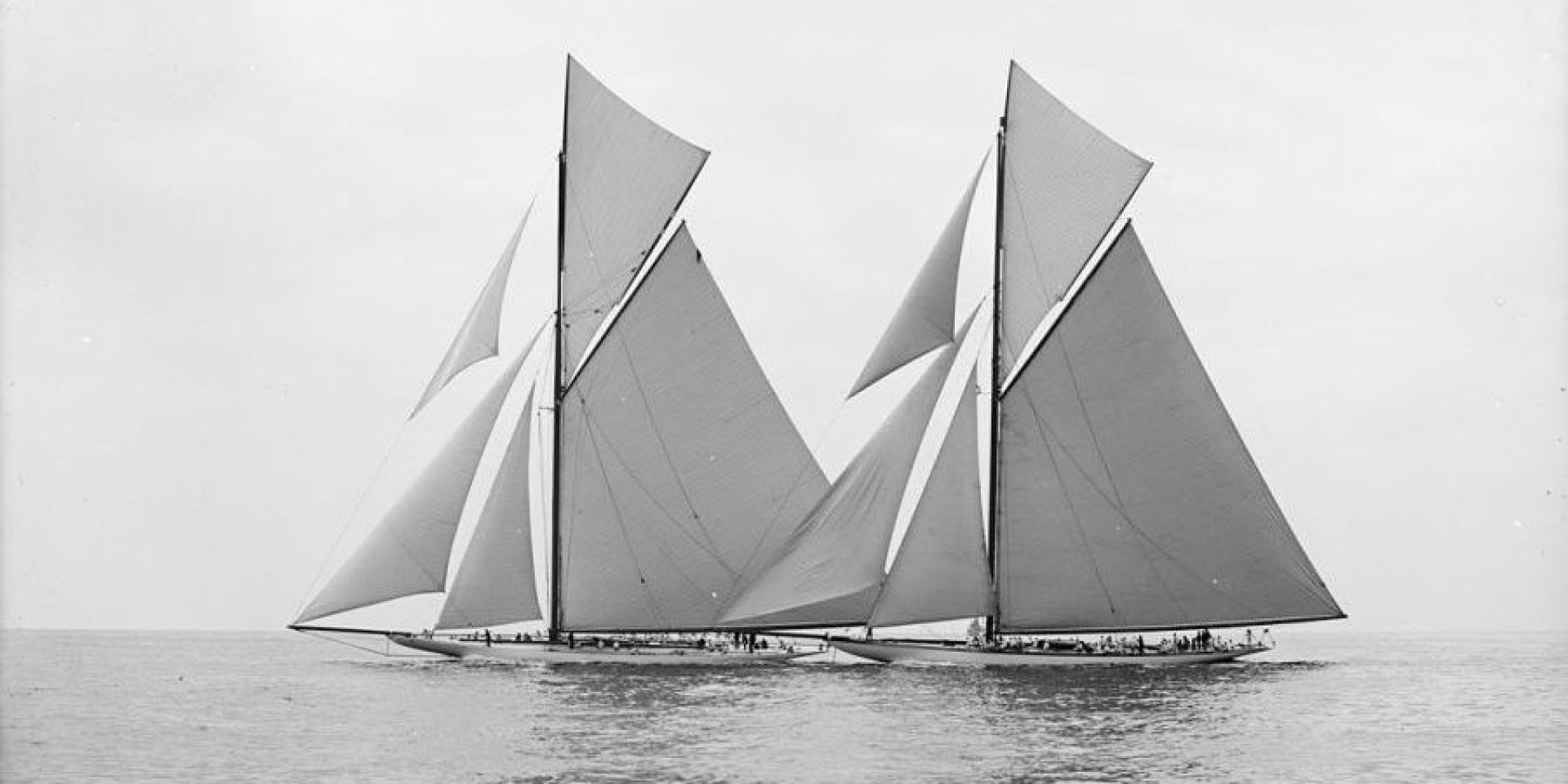 dwa jachty - zdjęcie czarno-białe. kadr z filmu 