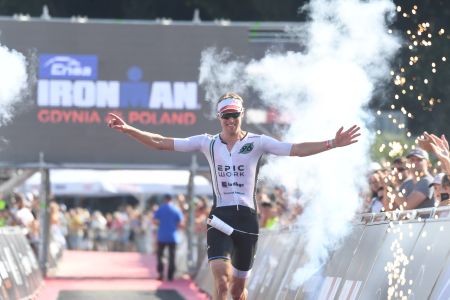 Finiszujący zawodnik podczas zawodów triathlonowych