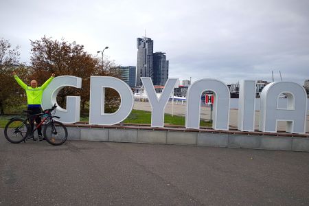 Uczestnik projektu Do pracy jadę rowerem na tle napisu Gdynia