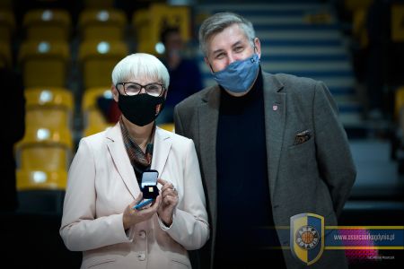 Joanna Zielińska i Marcin Korpolewski podczas wręczenia Złotej Honorowej Odznaki PZKosz fot. M. Mazurczak