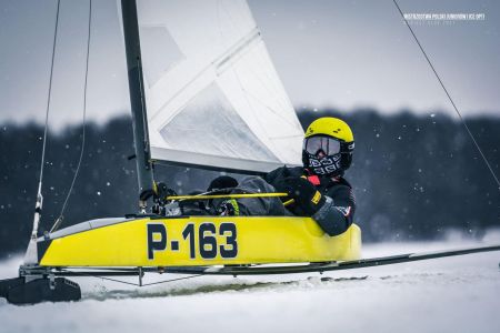 Gustaw Miciński w żółtym bojerze pędzący na lodzie fot. YKP Gdynia