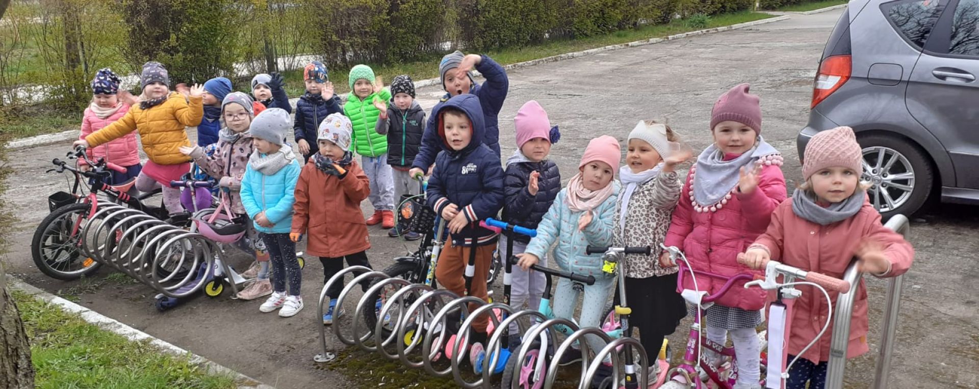 Dzieci na rowerkach i hulajnogach 