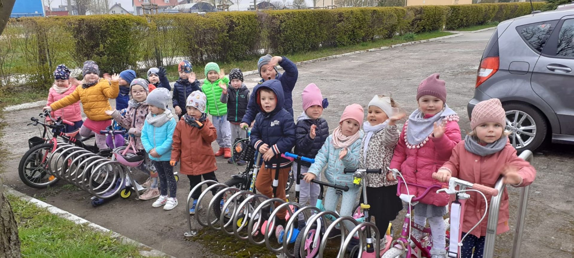 Dzieci z rowerkami 