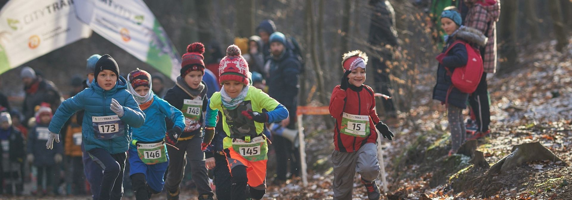 Dzieci biegnące w lesie 