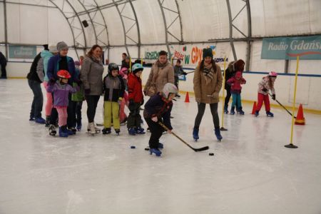 Zajęcia sportowe na lodowisku w Gdyni
