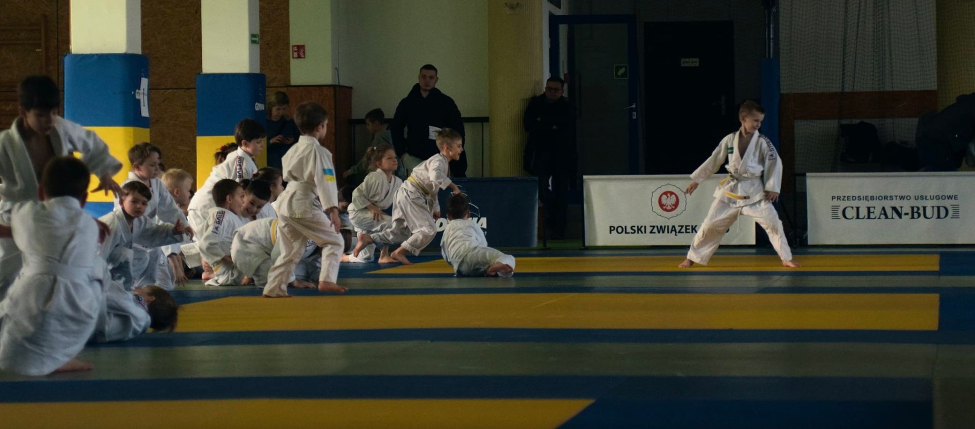 Młody judoka podczas turnieju 