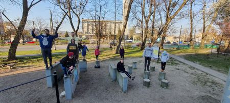 zajęcia parkour - na zdjęciu dzieci na murkach przeznaczonych do ćwiczeń na grabówku