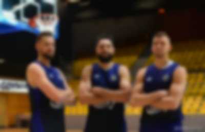 koszykarze polskiej kadry w hali w Gdyni stojący w trójkę z rękoma założonymi na siebie