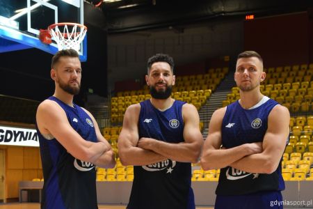 koszykarze polskiej kadry w hali w Gdyni stojący w trójkę z rękoma założonymi na siebie
