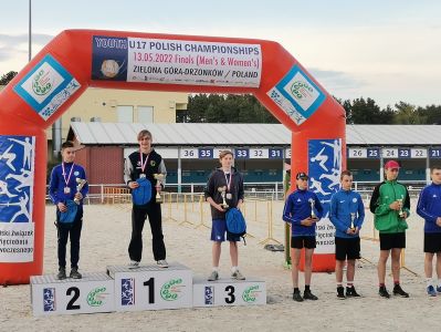 zawodnicy na podium
