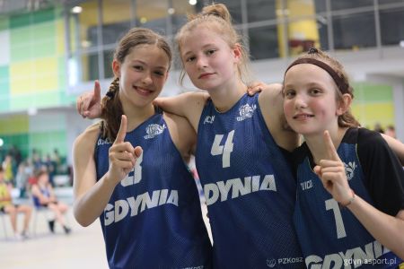 młode koszykarki z logiem Gdynia na koszulkach