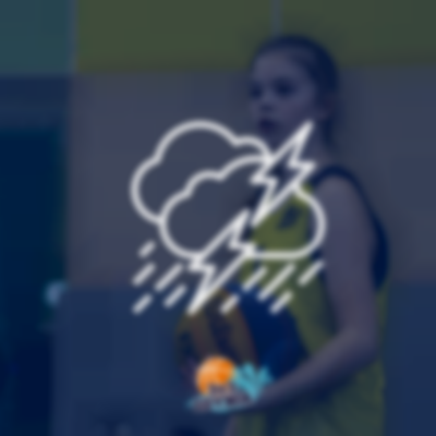 ikona deszczu na zdjęciu boiska koszykarskiego z drona na niebieskim tle