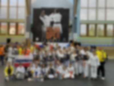 Młodzi karatecy z trofeami po zawodach