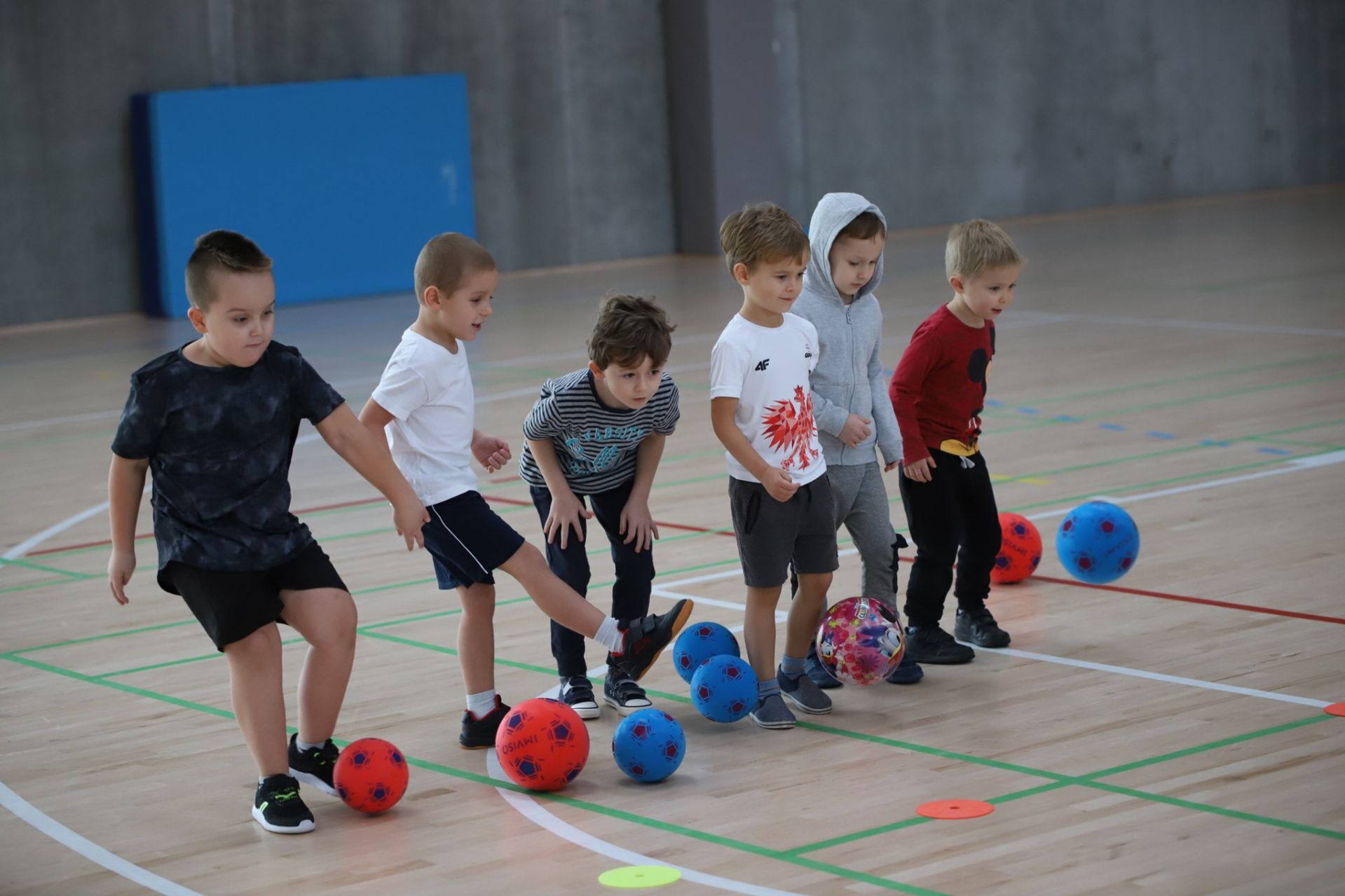 Dzieci podczas zajęć sportowych 