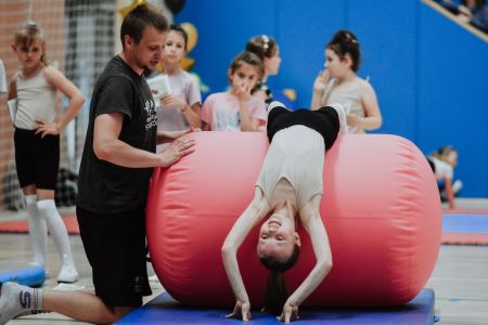 dzieci podczas ćwiczeń