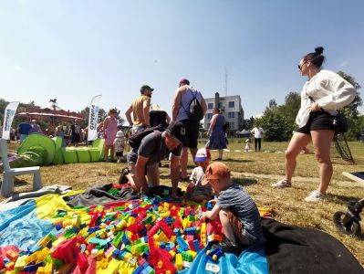 dzieci układające klocki na polanie podczas pikniku