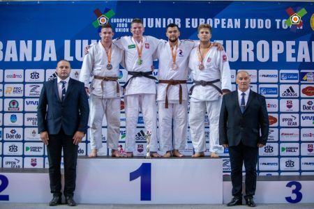 zawodnicy na podium wraz z sędziami