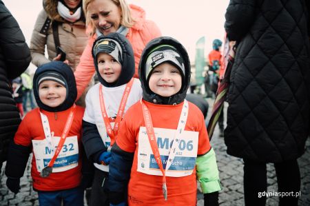 Uśmiechniete dzieci z medalami