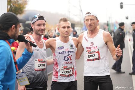 Pierwsza trójka zwodników na mecie Biegu Niepodległości