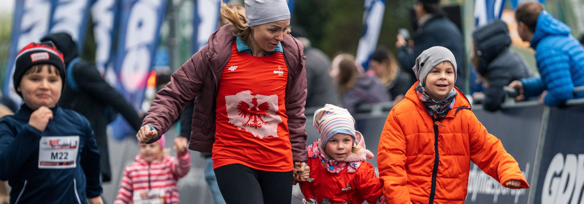 Dzieci biegnące w Biegu Niepodległości w Gdyni 
