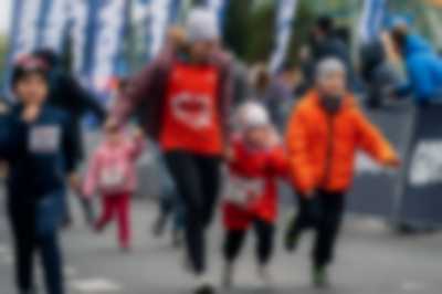 Biegnące dzieci podczas Biegu Niepodległości w Gdyni