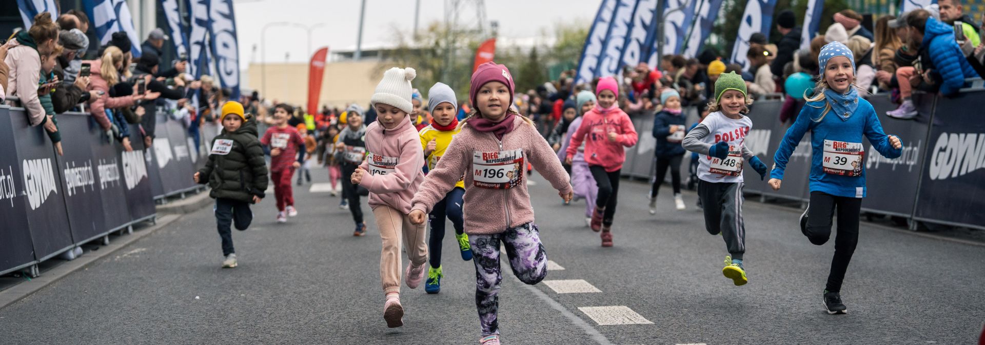 Dzieci biegnące w Biegu Niepodległości w Gdyni 