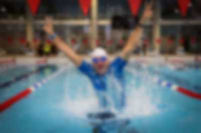 Radosny pływak podczas zawodów