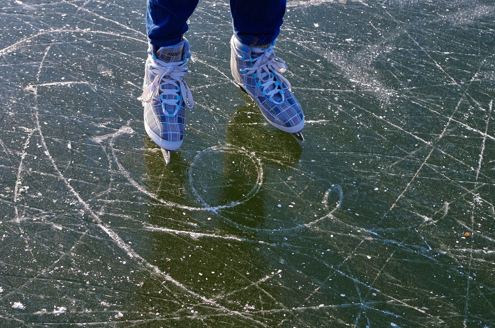 stopy z łyżwami na lodzie 