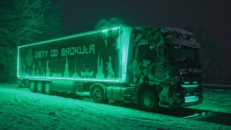 podświetlony na zielono TIR po zmroku