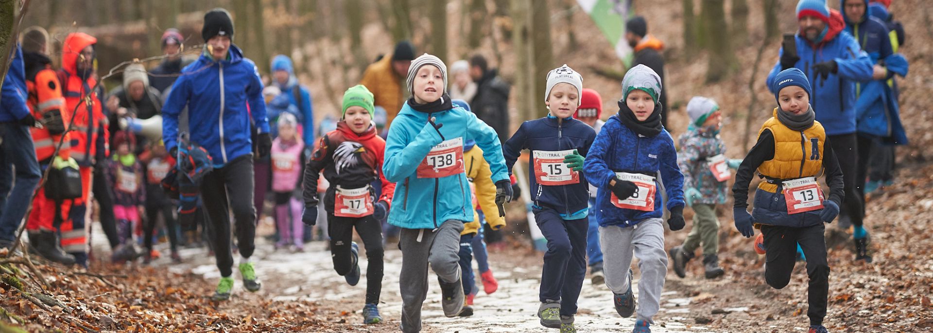 Dzieci biegnące w lesie