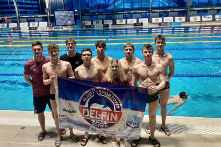 Pływacy KS Delfin Gdynia z klubową flagą