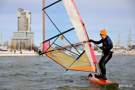 Piotr Dudek płynący na windsurfingu