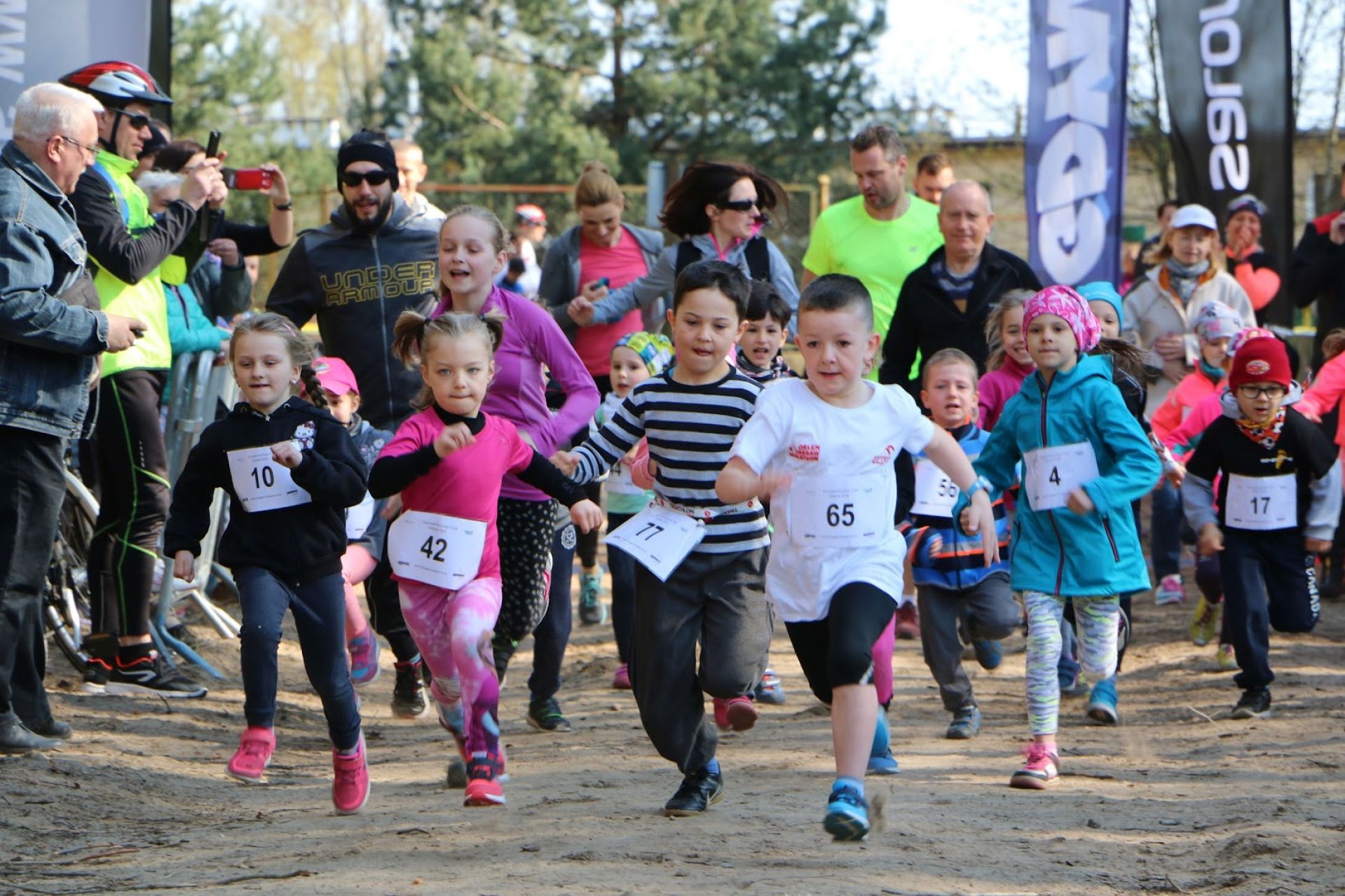 Dzieci biegnące podczas zawodów 