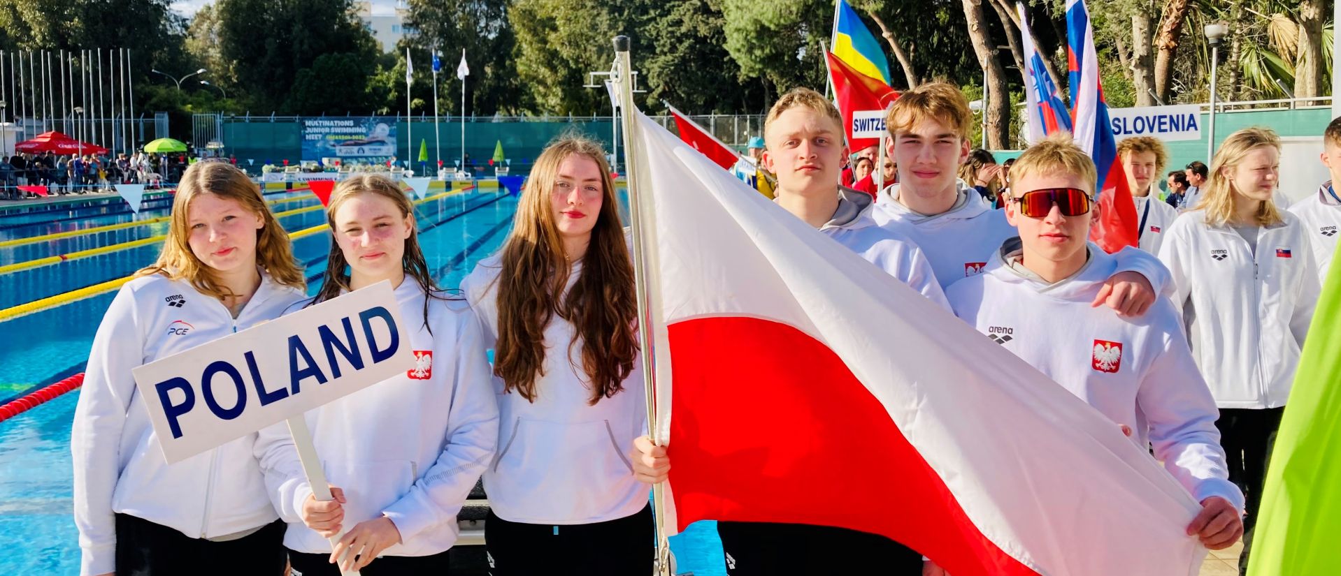Reprezentacja Polski Juniorów w pływaniu z flagą Polski 