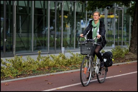 Kobieta jadąca na rowerze miejskim