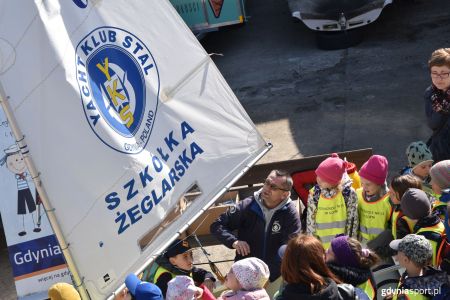 Uczestnicy projektu Gdynia na Fali podczas zajęć z żeglarstwa