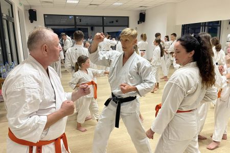 Karatecy w czasie treningu