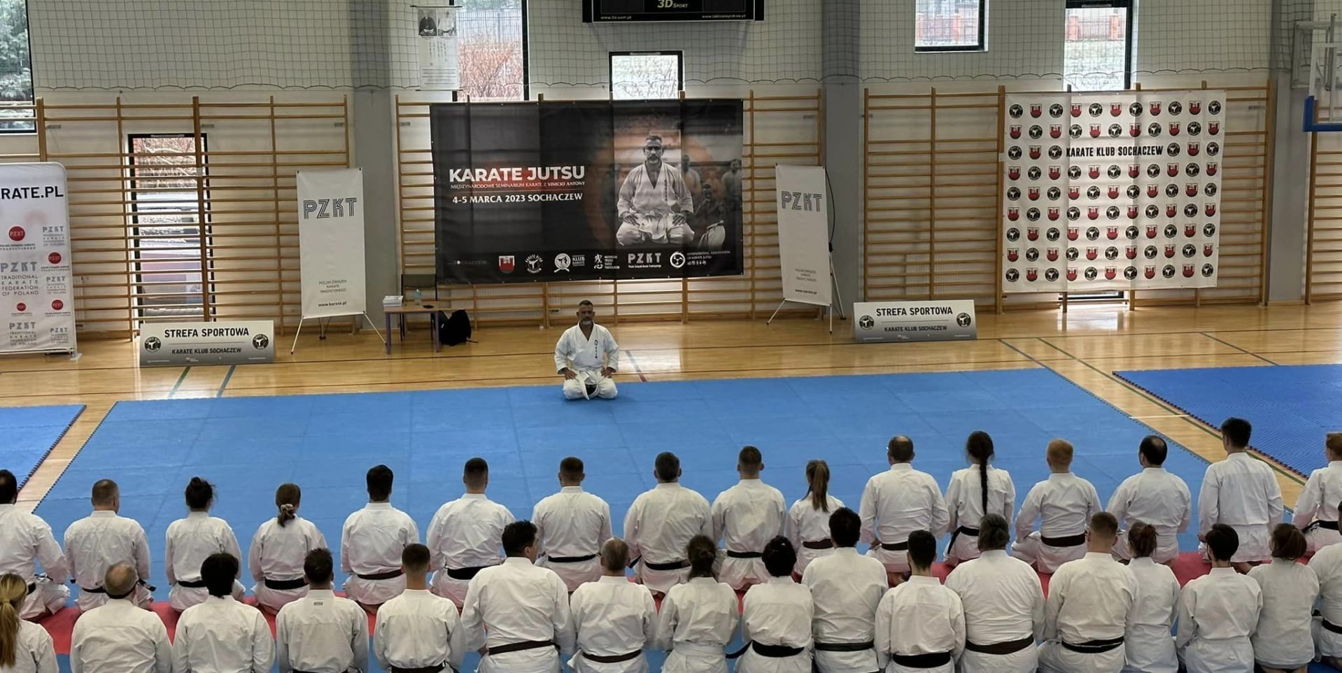 Karatecy na sali sportowej 