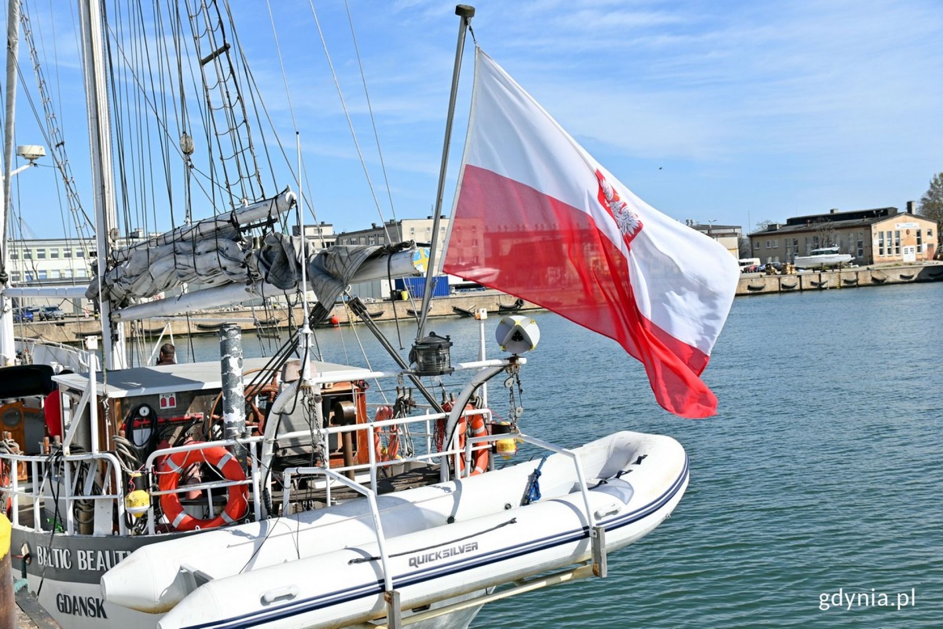 flaga Polski na jachcie w marinie 