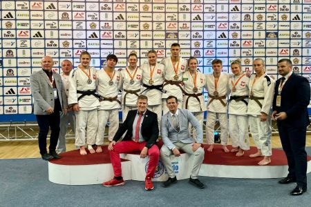 Judocy z medalami na podium