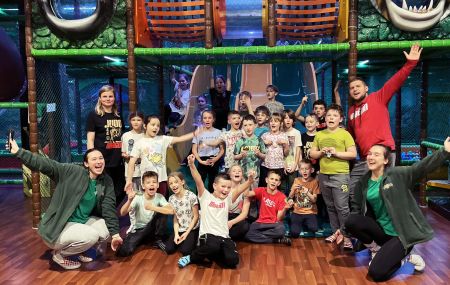 dzieci bawiące się w placu zabaw Amazonia